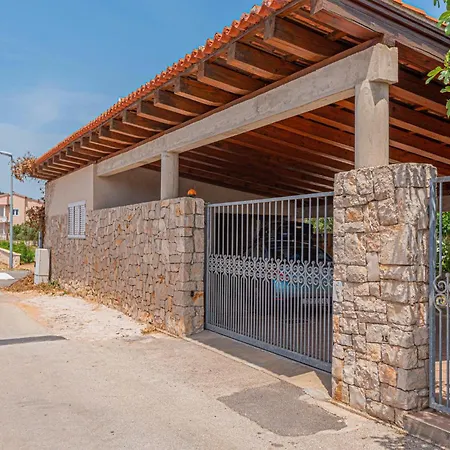 Hébergement de vacances Superbe Maison À Tribunj-Sovlje *